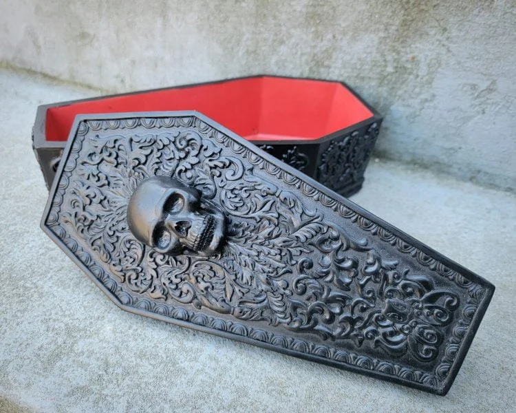 https://odditiesforsale.com/wp-content/uploads/2022/02/Black-Coffin-Jewelry-Box-Gothic-Decor-2-scaled-scaled-750x600.jpg.webp